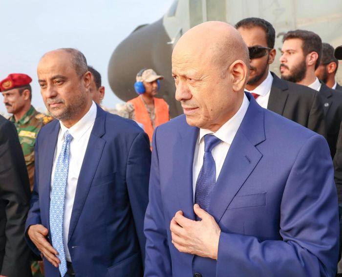 رئيسا مجلس القيادة والوزراء يصلان إلى عدن