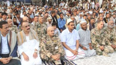 عضو مجلس القيادة طارق صالح يؤدي صلاة عيد الأضحى المبارك مع جموع المواطنين في المخا