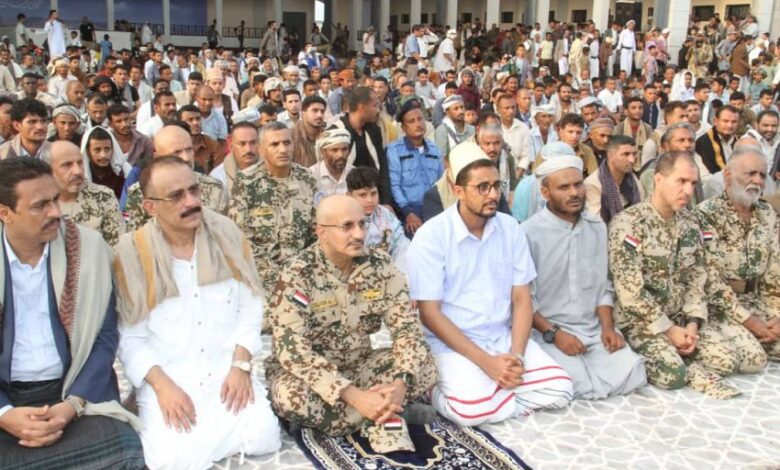 عضو مجلس القيادة طارق صالح يؤدي صلاة عيد الأضحى المبارك مع جموع المواطنين في المخا