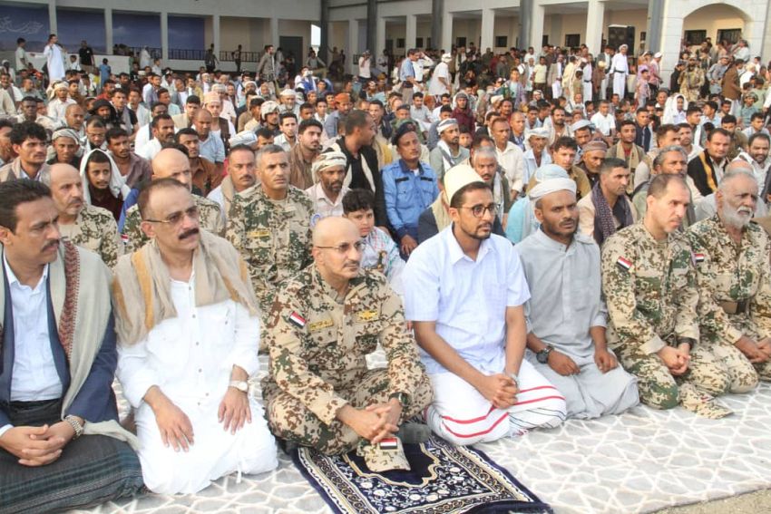 عضو مجلس القيادة طارق صالح يؤدي صلاة عيد الأضحى المبارك مع جموع المواطنين في المخا