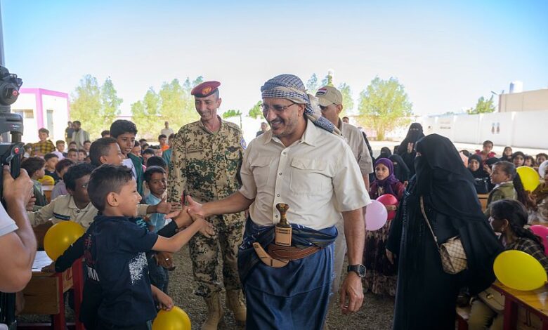 عضو مجلس القيادة طارق صالح يشارك أبناء الشهداء والجرحى والمقاتلين افراحهم بعيد الأضحى