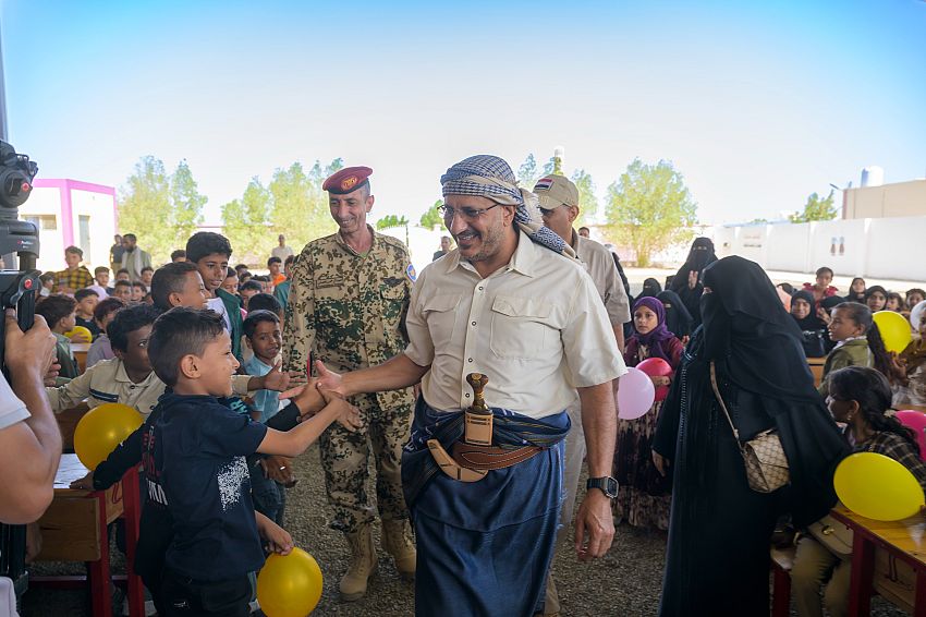 عضو مجلس القيادة طارق صالح يشارك أبناء الشهداء والجرحى والمقاتلين افراحهم بعيد الأضحى