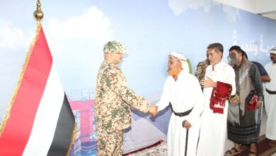 فيديو| طارق صالح يستقبل في المخا جموع المواطنين ويتبادل معهم التهاني العيدية