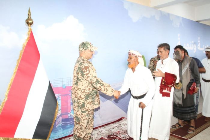 فيديو| طارق صالح يستقبل في المخا جموع المواطنين ويتبادل معهم التهاني العيدية