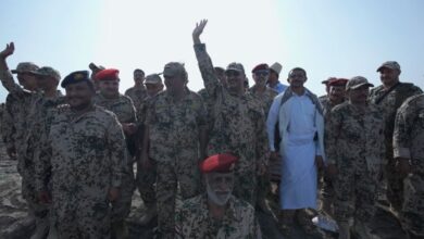 فيديو| طارق صالح يعايد المرابطين على سواحل البحر الأحمر