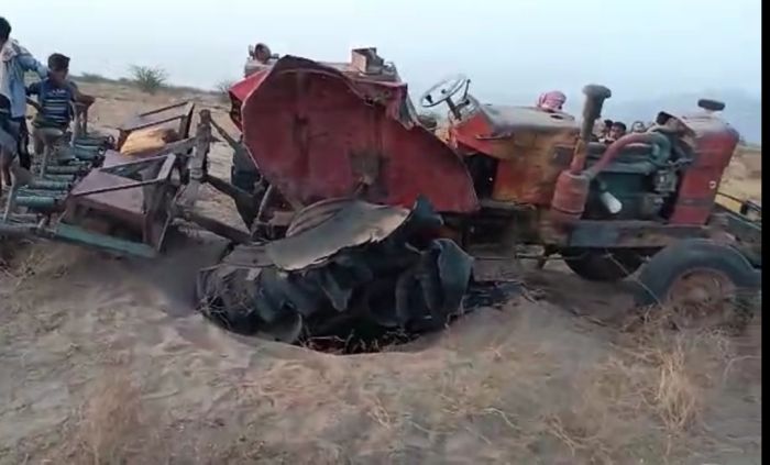فيديو| لغم حوثي يصيب مدنياً ويعطب جراراً زراعياً في الحديدة