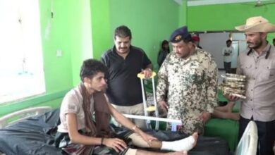 فيديو| مدير شرطة الحديدة يعايد جرحى المقاومة والمواطنين في مستشفيات المخا والخوخة