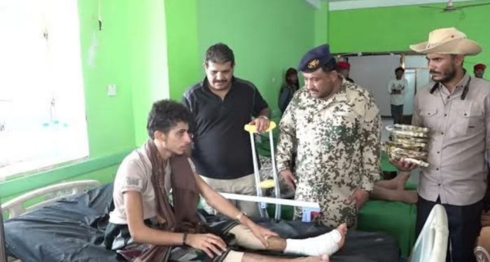 فيديو| مدير شرطة الحديدة يعايد جرحى المقاومة والمواطنين في مستشفيات المخا والخوخة