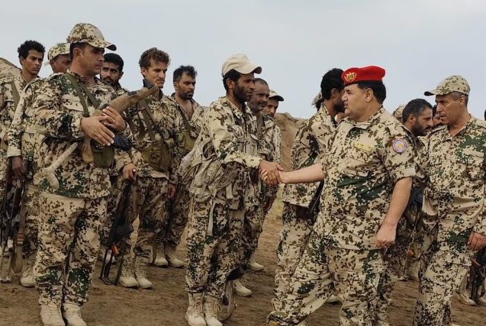 قائد الشرطة العسكرية بالمقاومة الوطنية يعايد وحدة حراسة المنشآت في الساحل الغربي