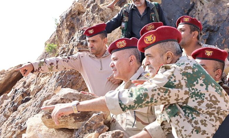 قائد محور تعز يتفقد المقاتلين في الخطوط الأمامية جنوب شرق المدينة