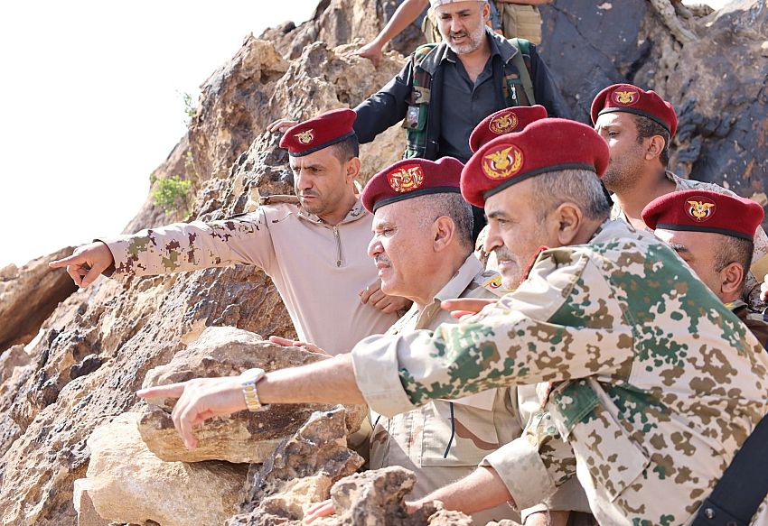 قائد محور تعز يتفقد المقاتلين في الخطوط الأمامية جنوب شرق المدينة