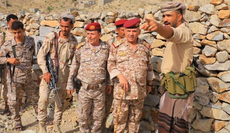 قائد محور تعز يزور الخطوط الأمامية ويشدد على اليقظة والاستعداد