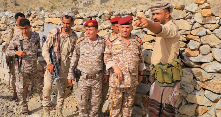 قائد محور تعز يزور الخطوط الأمامية ويشدد على اليقظة والاستعداد