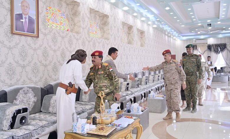 محافظ المهرة يتبادل مع جموع المهنئين تهاني عيد الأضحى المبارك