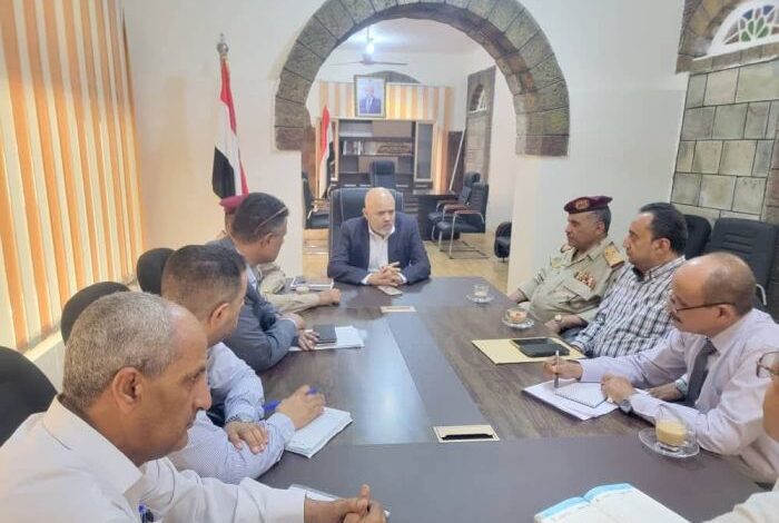 محافظ تعز يناقش إجراءات إنهاء أزمة الغاز المفتعلة
