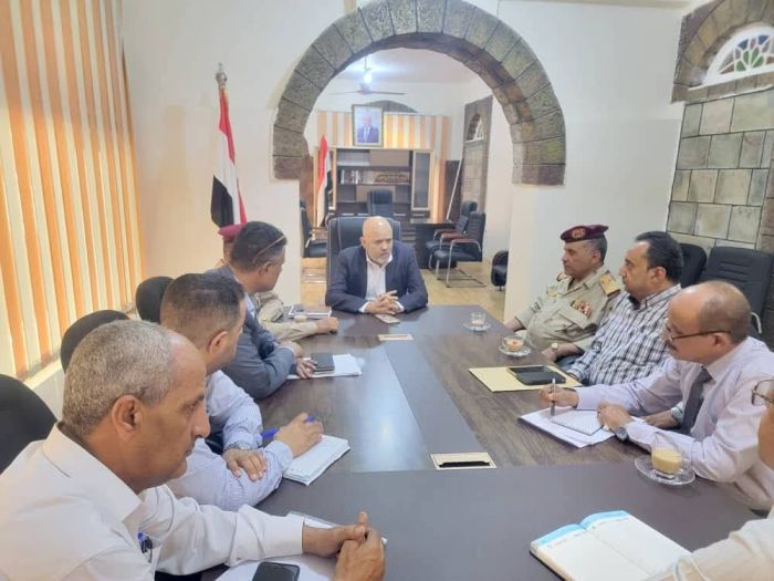 محافظ تعز يناقش إجراءات إنهاء أزمة الغاز المفتعلة