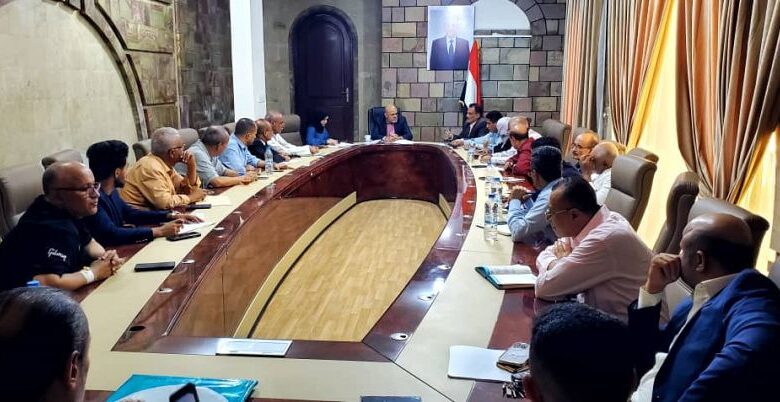 محافظ تعز يوجه بتنفيذ خطة الإستجابة الطارئة لمواجهة الأوبئة المنتشرة