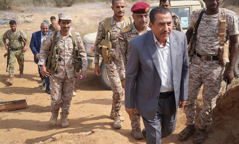 محافظ حجة يشيد بمستوى الجاهزية القتالية والروح المعنوية للأبطال في مديريتي عبس وحيران
