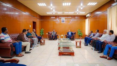 محافظ عدن يؤكد أهمية الحفاظ على الموروث الوثائقي للمدينة ويناقش سبل تطوير التعليم الجامعي