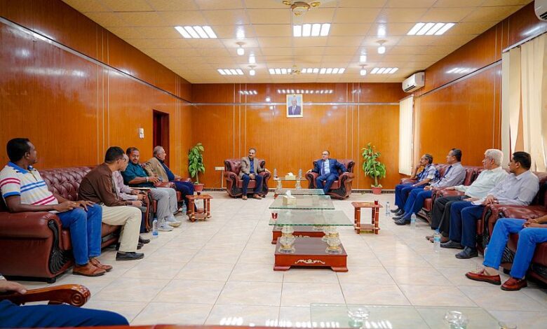 محافظ عدن يؤكد أهمية الحفاظ على الموروث الوثائقي للمدينة ويناقش سبل تطوير التعليم الجامعي