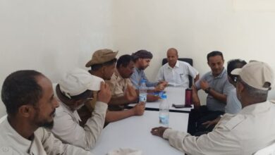 مدير عام ذو باب المندب يبحث مع الصليب الأحمر توسيع تدخلاته الإنسانية والتنموية ونزع الألغام