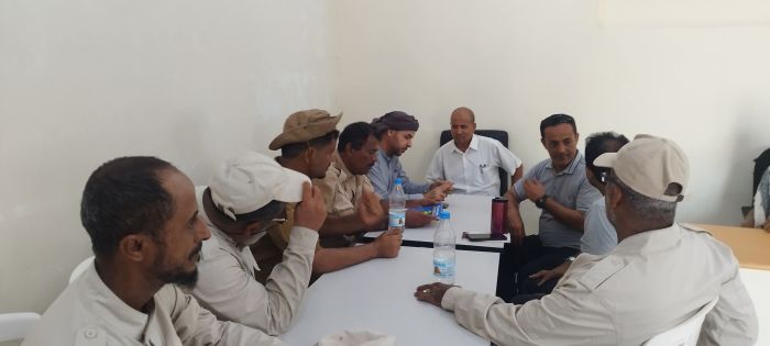 مدير عام ذو باب المندب يبحث مع الصليب الأحمر توسيع تدخلاته الإنسانية والتنموية ونزع الألغام