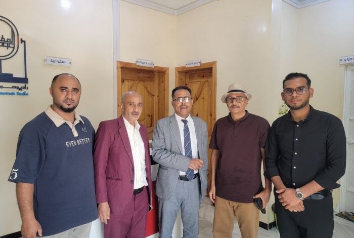 مدير مكتب الثقافة بتعز يزور إذاعة صوت المقاومة ويشيد بدورها الإعلامي