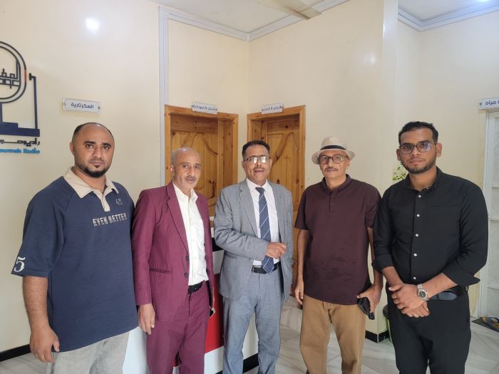 مدير مكتب الثقافة بتعز يزور إذاعة صوت المقاومة ويشيد بدورها الإعلامي