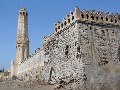 مسجد أبي موسى الأشعري في زبيد يواجه خطر الانهيار بسبب نهب الحوثيين لأوقافه
