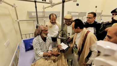 نائب رئيس مجلس الشورى يقوم بزيارة عيدية لنزلاء المستشفيات الحكومية في مأرب