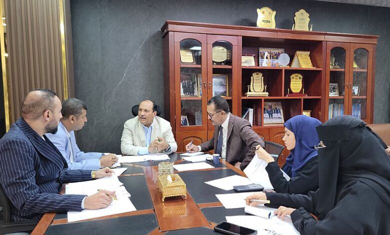 نائب وزير الصناعة يناقش مع وكلاء الوزارة الأولويات الحكومية العاجلة لخطة المائة يوم