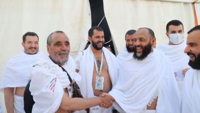 وزير الأوقاف والإرشاد يتفقد حجاج اليمن في مخيمات عرفات