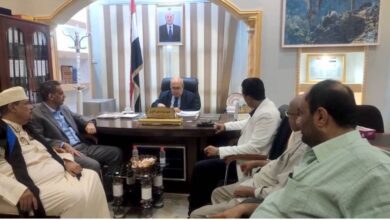 وزير الإدارة المحلية يترأس اجتماعاً بقيادة الوزارة ويشيد بمستوى الانضباط الوظيفي