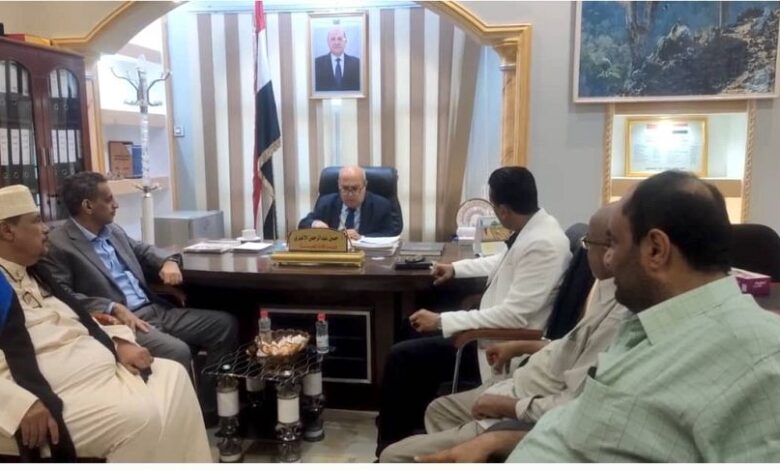 وزير الإدارة المحلية يترأس اجتماعاً بقيادة الوزارة ويشيد بمستوى الانضباط الوظيفي