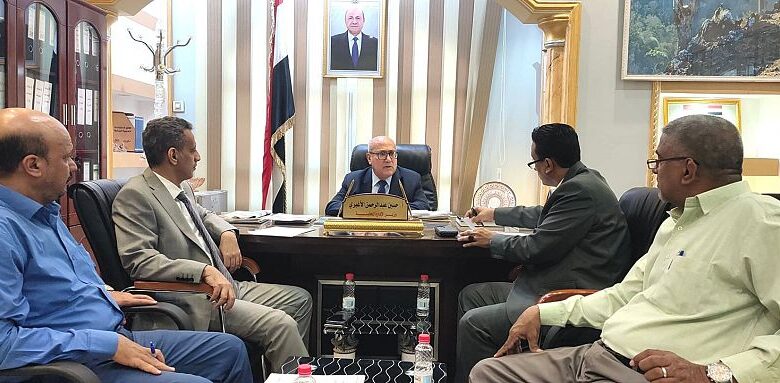 وزير الادارة المحلية يناقش مصفوفة أولوية الوزارة العاجلة خلال الـ (100) يوم القادمة