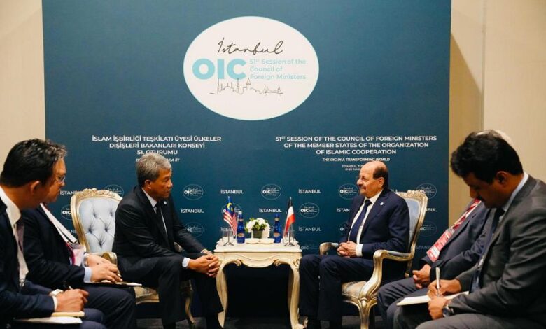 وزير الخارجية يبحث مع نظيره الماليزي سبل تعزيز العلاقات الثنائية