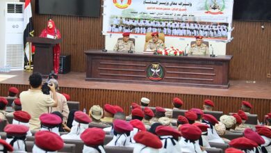 وزير الدفاع يشهد حفل تخرج الدفعة الأولى أطباء جامعيين من مدرسة جندوح بعدن
