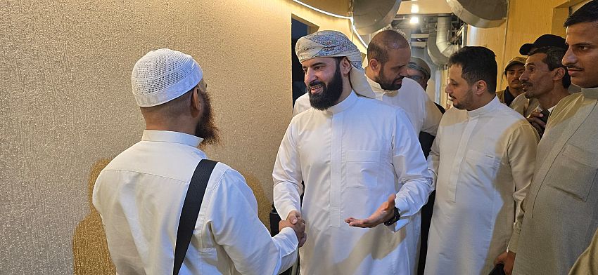 وكيل وزارة الاوقاف والارشاد يتفقد أوضاع اليمنيين في مخيمات منى