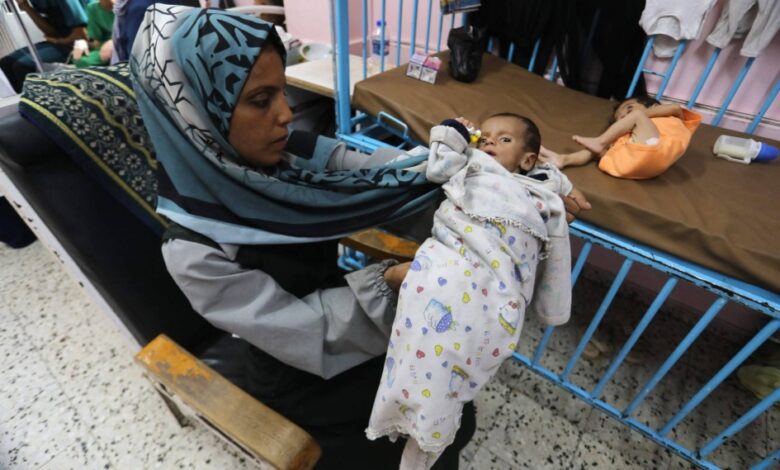 عشرات الشهداء والجرحى بغزة واسرائيل تعلن هدنة إنسانية للهرب من صور المجاعة