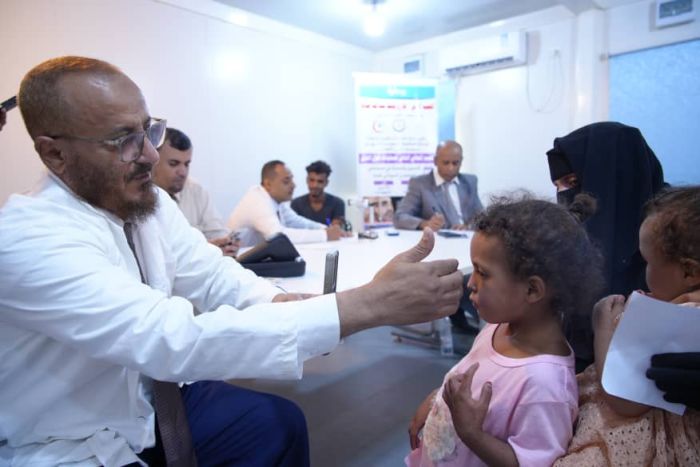 "أخيرًا وجدنا العلاج".. مخيم العيون في المخا يمنح الأمل لمئات اليمنيين