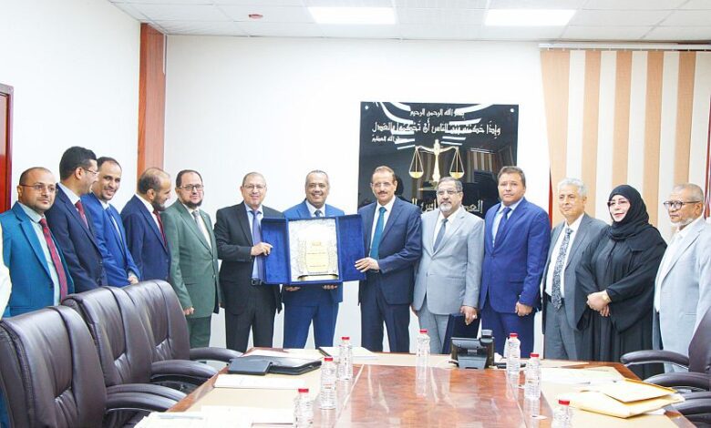 إجراء مراسم التسليم والاستلام بين أمين عام مجلس القضاء الأعلى السابق والحالي