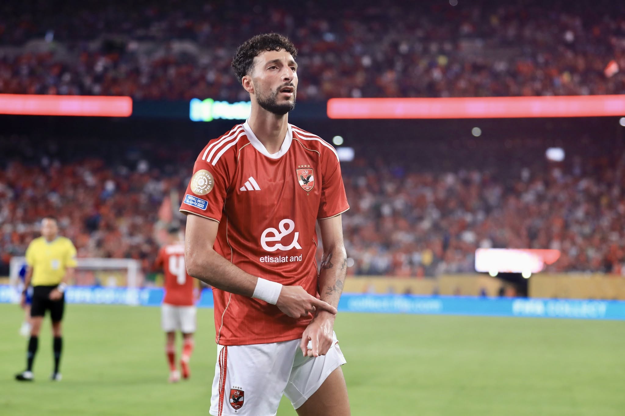 إصرار على الرحيل وينتظر وصول وكيله للقاهرة.. وسام أبو علي يعقد اجتماعًا مع المدير الرياضي للأهلي