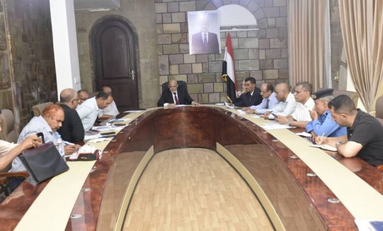اجتماع بتعز يناقش الإجراءات الطارئة لتوفير المياه وتخفيف معاناة المواطنين