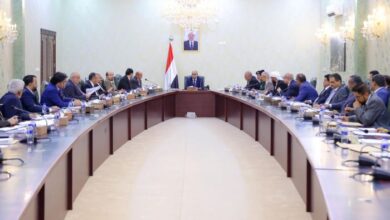 اجتماع حكومي برئاسة بن بريك في عدن يبحث التحديات الاقتصادية والإصلاحات النقدية والمالية