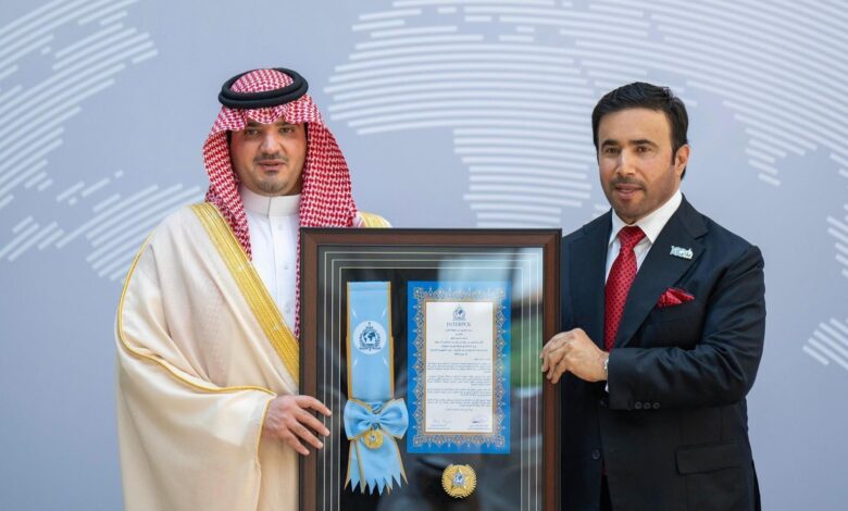 المنظمة الدولية للشرطة الجنائية تمنح الأمير عبدالعزيز بن سعود وسام "الإنتربول" من الطبقة العليا