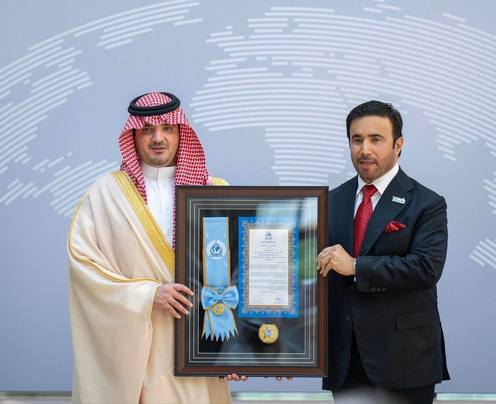 المنظمة الدولية للشرطة الجنائية تمنح الأمير عبدالعزيز بن سعود وسام "الإنتربول" من الطبقة العليا