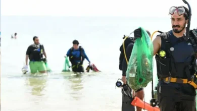 حملة بيئية لتنظيف شاطئ نصف القمر وقاع البحر بالشرقية