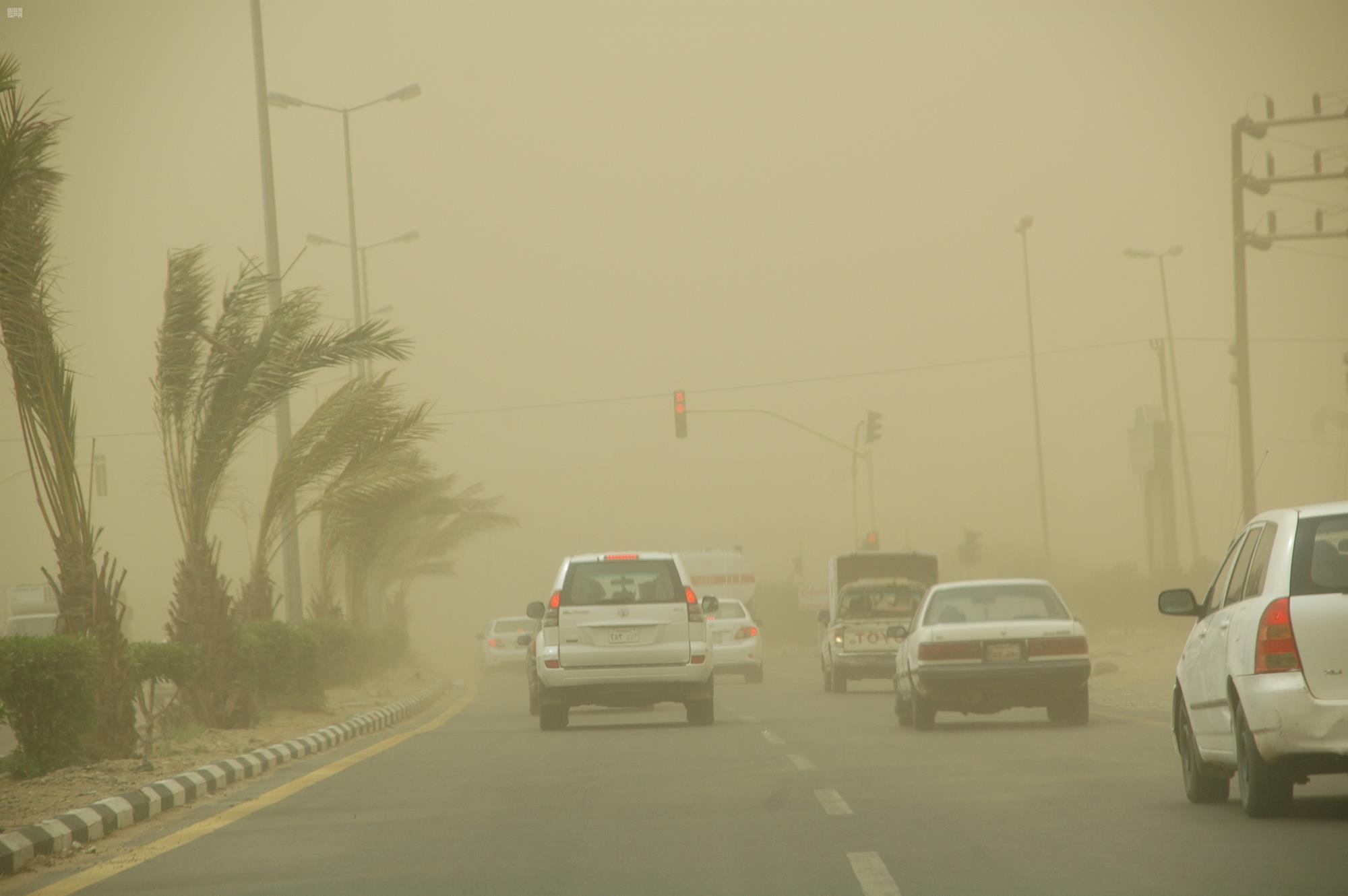 عواصف رملية نشطة تغطي سماء جازان وتحد من الرؤية