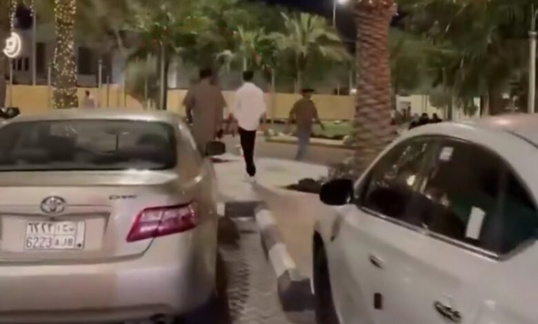 مخالفة شخص يرتدي "ثوب النوم" في مكان عام