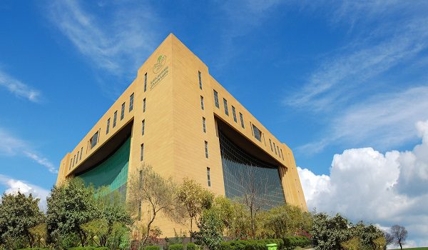 وداعًا لطلبات السيارات.. "البلديات والإسكان" تُنظم عمل المطاعم الفاخرة